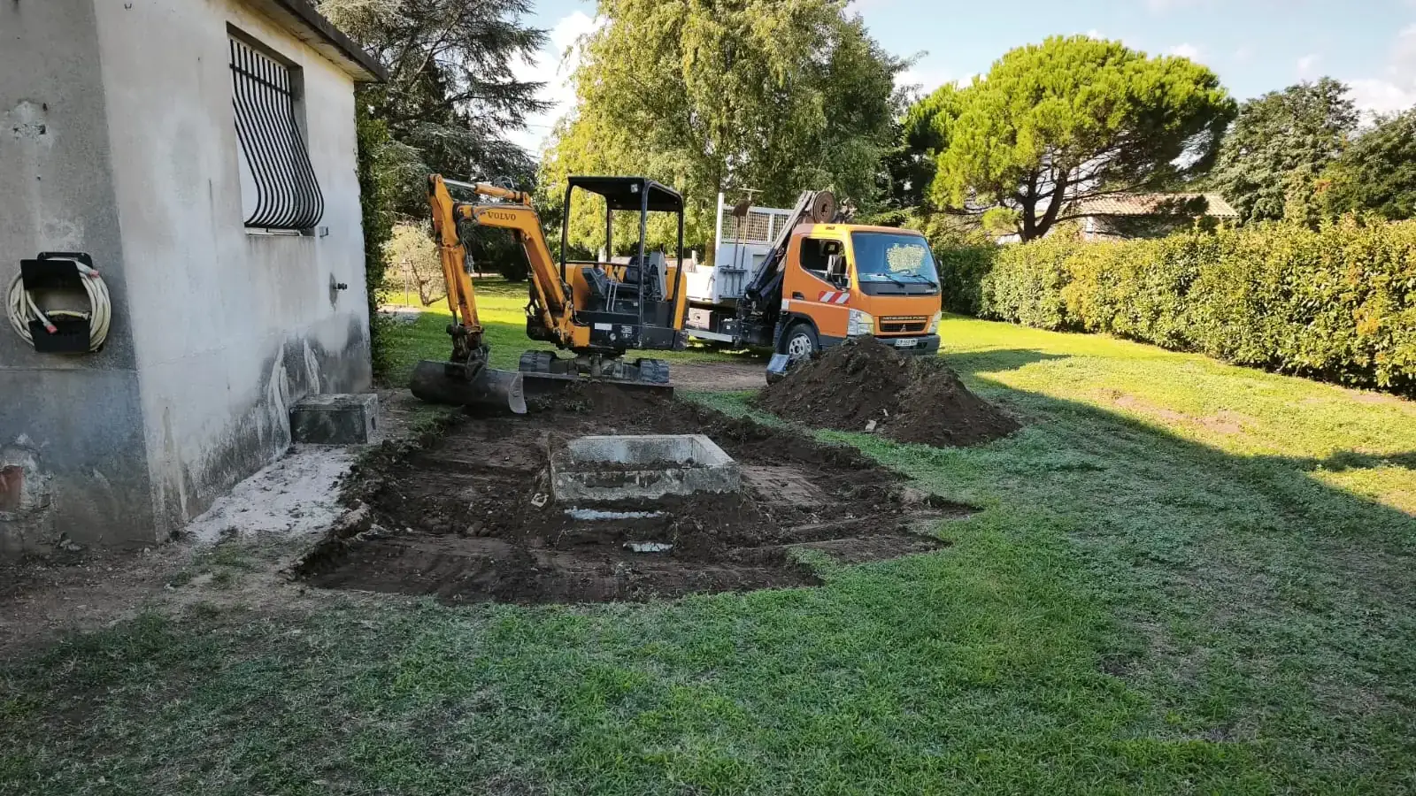 Mini-pelle Volvo et camion grue de XAVSERVICE sur un chantier de terrassement à Montmeyran
