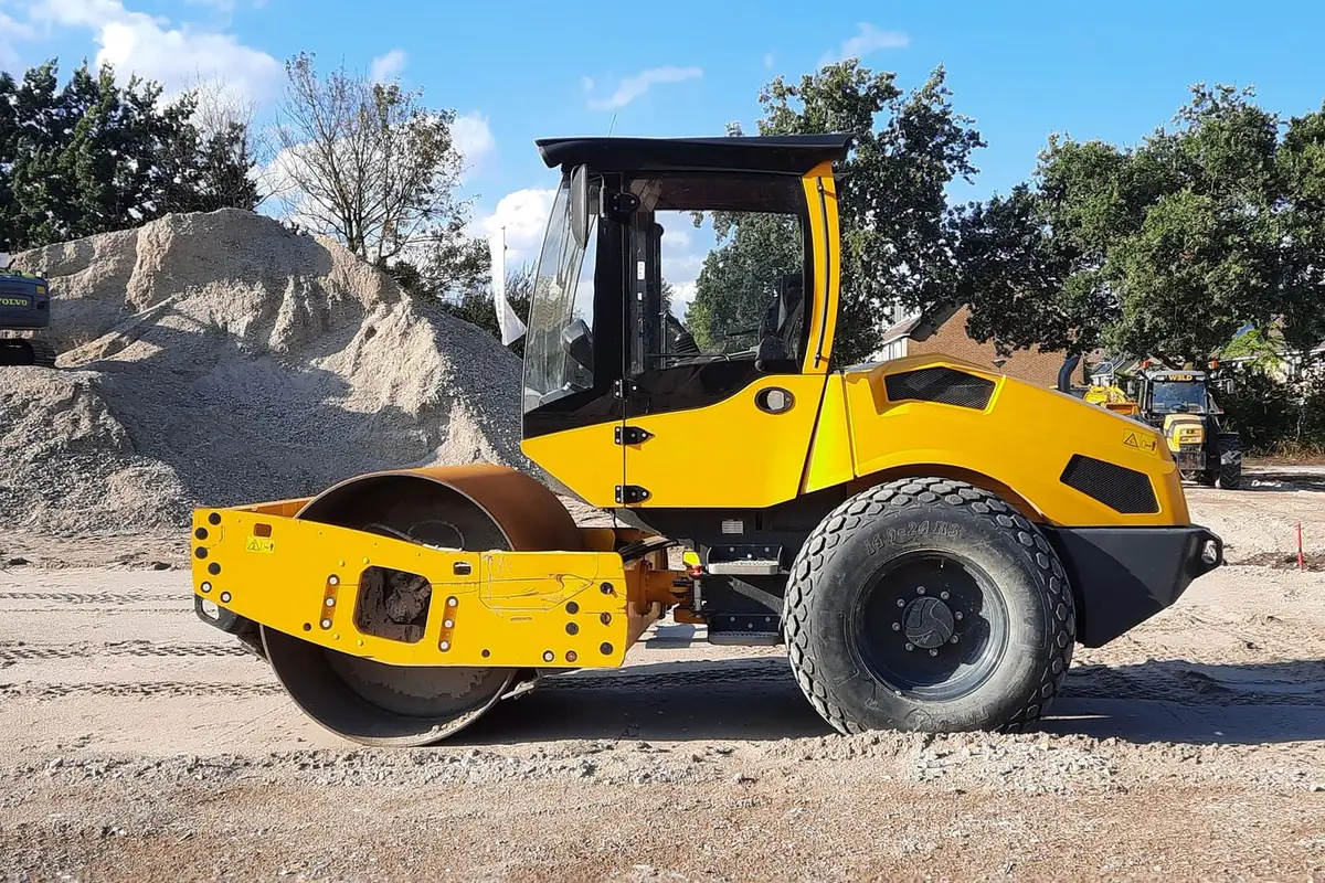 Compacteur tassant la grave d’un chemin d’accès
